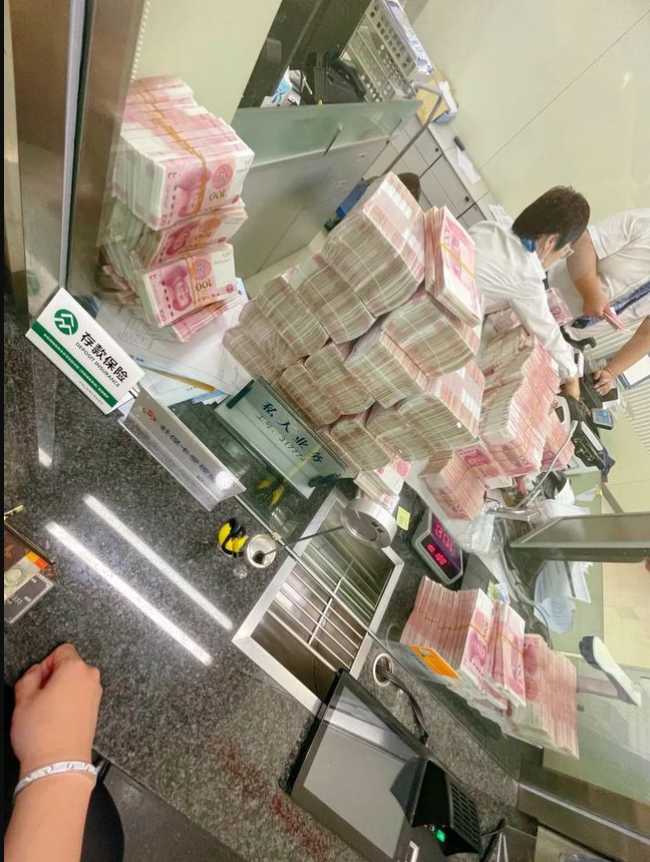 網(wǎng)絡(luò)大V嫌上海銀行服務(wù)差，怒取500萬大額資金(圖1)